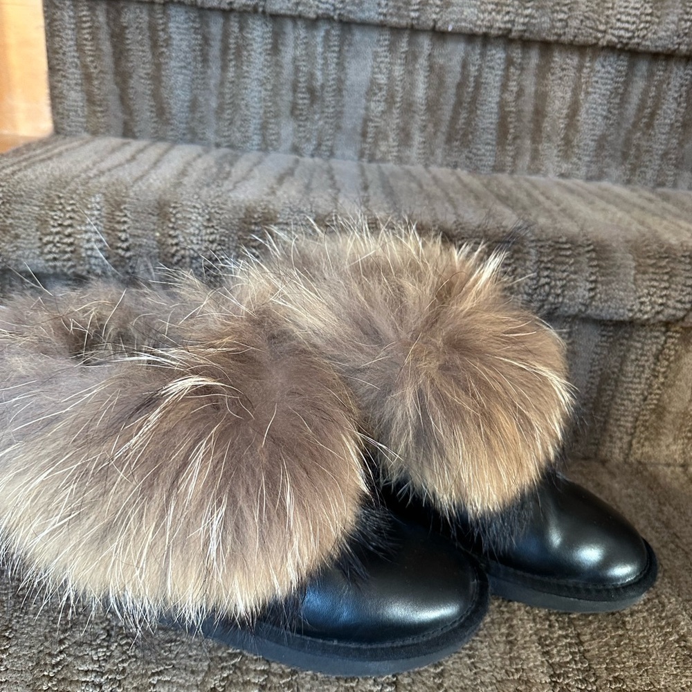 Natural fur lined Black Boots with  Fur Trim size 6.5 women’s